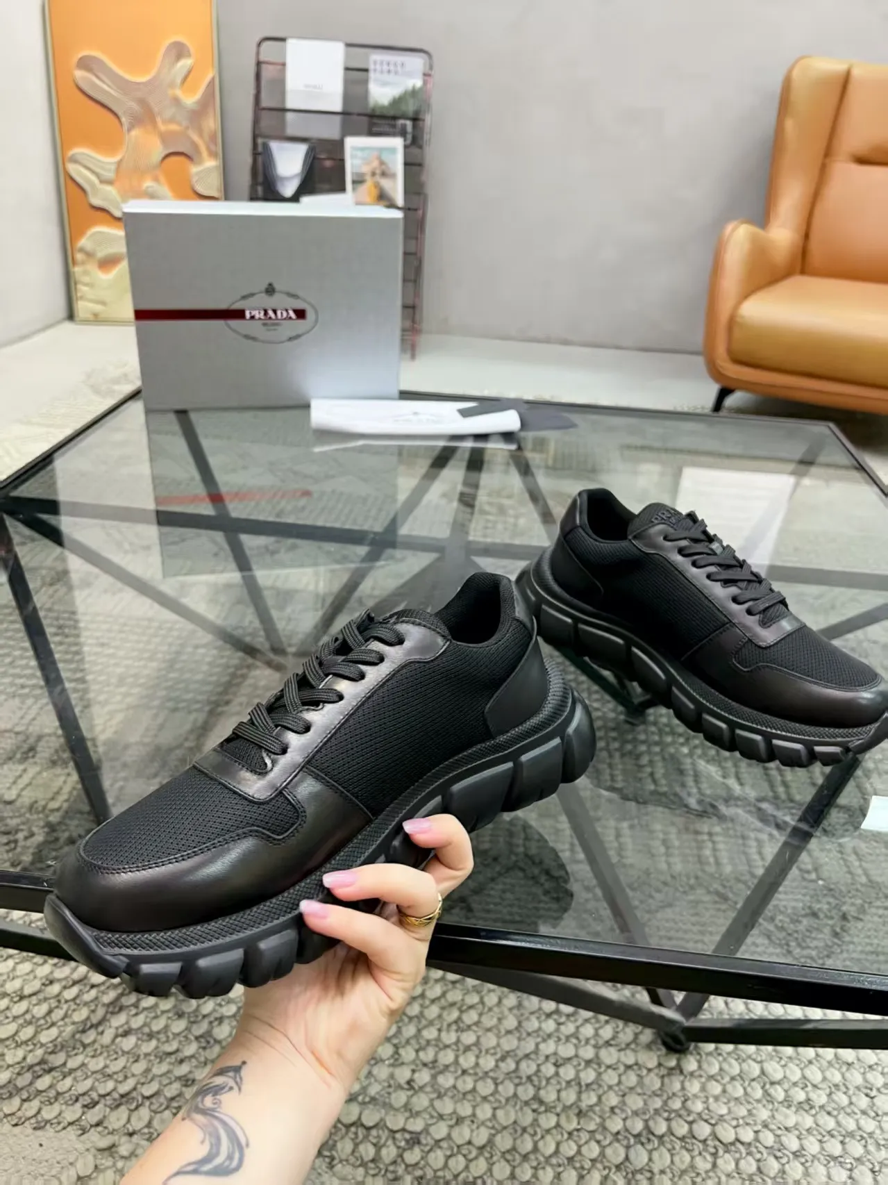 P440 Yuan 38-45 Prada Prada’s new men’s leather sneakers, the highest version on the market, any comparison is welcome🆚! The original leather has excellent texture and is super high-end! Fetal sheep net lining imported from Italy, removable pad! Luxurious materials and fine workmanship, highly recommended!
